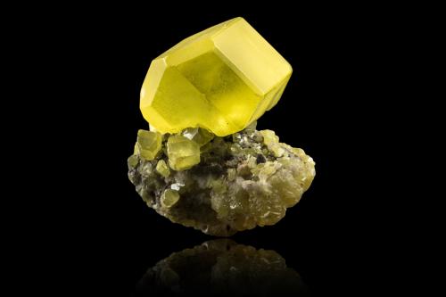 Sulfur on Aragonite<br />Cozzo Disi Mine, Casteltermini, Agrigento (Girgenti) Province, Sicily, Italy<br />5,5	x	5,0	x	6,0	cm<br /> (Author: MIM Museum)