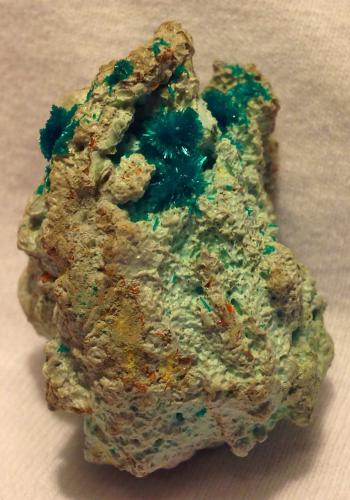 Dioptase, Wulfenite<br />Mina Mammoth-Saint Anthony, Depósito St. Anthony, Tiger, Distrito Mammoth, Condado Pinal, Arizona, USA<br />4.48 x 3.6 x 3.14 cm<br /> (Author: JC)