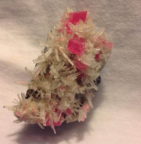 Rhodochrosite, Quartz, Pyrite<br />Mina Sweet Home, Hedgehog pocket, desvío realce principal, Monte Bross, Distrito Alma, Condado Park, Colorado, USA<br />6 x 5 cm<br /> (Author: JC)