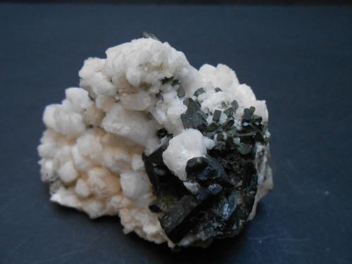 Diópsido (variedad Diópsido de Cromo) y Albita<br />Tormiq Valley, Baltistan District, Gilgit-Baltistan (Northern Areas), Pakistan<br />7,5 x 5 x 4 cm<br /> (Autor: Antonio Alcaide)