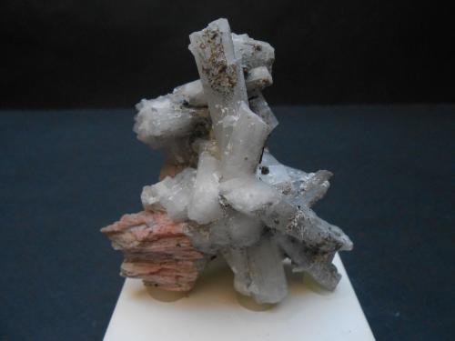 Natrolita y Serandita<br />Mont Saint-Hilaire, La Vallée-du-Richelieu RCM, Montérégie, Québec, Canada<br />8 x 7 x 4,5 cm<br /> (Autor: Antonio Alcaide)