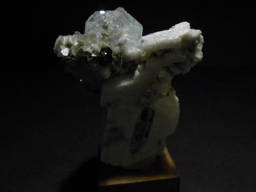 Berilo (variedad aguamarina), Albita y Casiterita<br />Pingwu Mine, Huya township, Mount Xuebaoding, Pingwu, Mianyang Prefecture, Sichuan Province, China<br />8 x 5 x 4 cm<br /> (Autor: Antonio Alcaide)