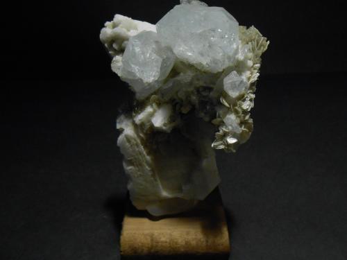 Berilo (variedad aguamarina), Albita y Casiterita<br />Pingwu Mine, Huya township, Mount Xuebaoding, Pingwu, Mianyang Prefecture, Sichuan Province, China<br />8 x 5 x 4 cm<br /> (Autor: Antonio Alcaide)