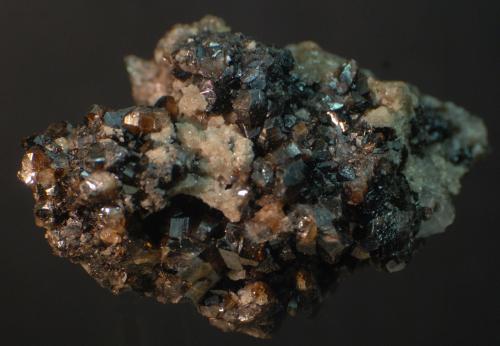 Casiterita<br />Minas da Panasqueira, Aldeia de São Francisco de Assis, Covilhã, Castelo Branco, Cova da Beira, Centro, Portugal<br />5 x 3 cm<br /> (Autor: Ricardo Fimia)