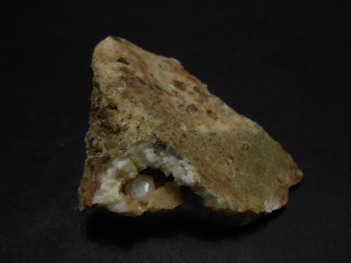 Analcima y Calcita<br />Los Lobos Dry Riverbed, Alamedilla, Comarca Los Montes, Granada, Andalusia, Spain<br />6,5 x 5,5 x 4 cm<br /> (Autor: Antonio Alcaide)
