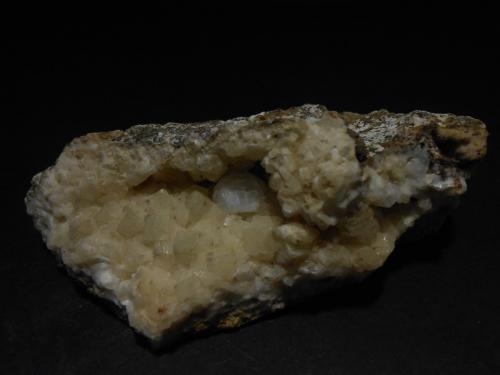 Analcima y Calcita<br />Los Lobos Dry Riverbed, Alamedilla, Comarca Los Montes, Granada, Andalusia, Spain<br />10,5 x 6,5 x 4 cm<br /> (Autor: Antonio Alcaide)
