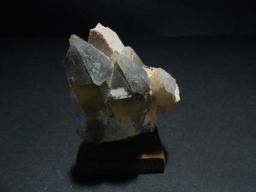 Cuarzo (variedad ahumado) y Microclina<br />Mas Sever Quarry, Massabè (Mas Ceber), Sils, Comarca La Selva, Gerona / Girona, Catalonia / Catalunya, Spain<br />5,5 x 4 x 4,5 cm<br /> (Autor: Antonio Alcaide)