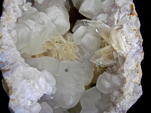 Calcite and Barite on Quartz<br />Canales de desagüe, Condado Monroe, Indiana, USA<br />calcites up to 4.0 cm, barite up to 2.5 cm<br /> (Author: Bob Harman)