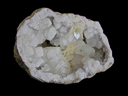 Calcite and Barite on Quartz<br />Canales de desagüe, Condado Monroe, Indiana, USA<br />calcites up to 4.0 cm barite up to 2.5 cm<br /> (Author: Bob Harman)
