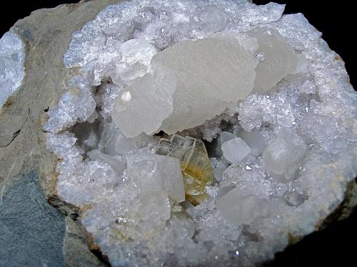 Calcite and Barite on Quartz<br />Canales de desagüe, Condado Monroe, Indiana, USA<br />calcites up to 3.0 cm, barite up to 2.5 cm<br /> (Author: Bob Harman)