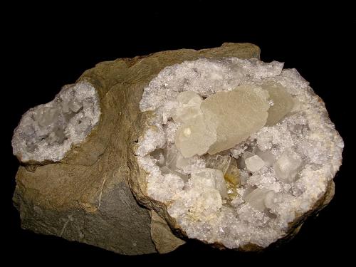 Calcite and Barite on Quartz<br />Canales de desagüe, Condado Monroe, Indiana, USA<br />calcites up to 3.0 cm, barite up to 2.5 cm<br /> (Author: Bob Harman)