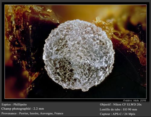 Phillipsite<br />Roca-Neyra, Perrier, Issoire District, Puy-de-Dôme Department, Auvergne-Rhône-Alpes, France<br />fov 2.2 mm<br /> (Author: ploum)