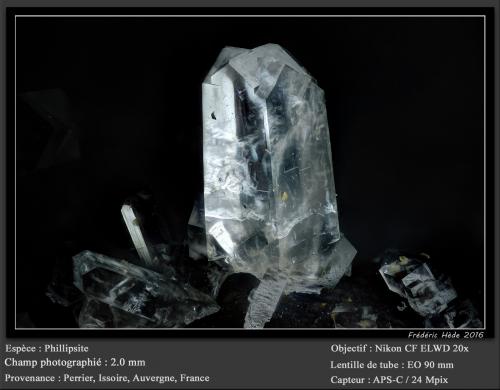 Phillipsite<br />Roca-Neyra, Perrier, Distrito Issoire, Departamento Puy-de-Dôme, Auvergne-Rhône-Alpes, Francia<br />fov 2.0 mm<br /> (Author: ploum)
