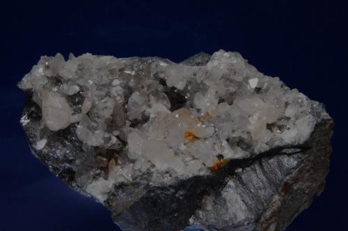 Cerusita<br />Pozo Nº 3, Mina Esperanza 1ª, 2ª, 3ª y 4ª, filón El Cobre, grupo minero El Cobre-Igualdad-Matacabras, Matacabras-Dehesa de las Yeguas, Bailén, Comarca Sierra Morena, Jaén, Andalucía, España<br />8x 6 x 5 cm<br /> (Autor: Ricardo Fimia)
