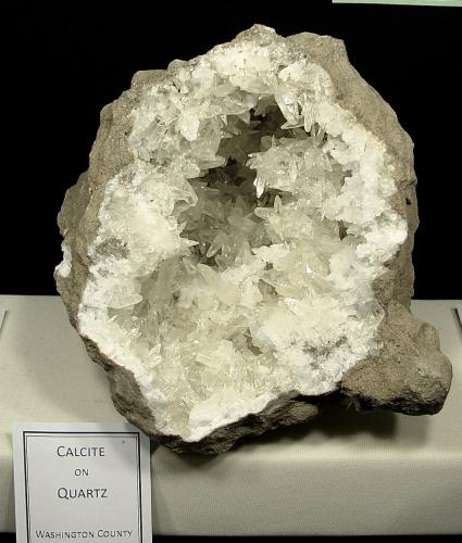 Calcite on Quartz<br />Condado Washington, Indiana, USA<br />the geode is about 24 cm and the calcites are up to 2.5 cm<br /> (Author: Bob Harman)