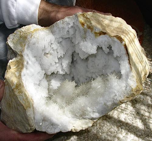 calcite on quartz<br />Washington County, Indiana, USA<br />Geode cavity is greater than 30 cm, Calcite area is about 20 cm<br /> (Author: Bob Harman)