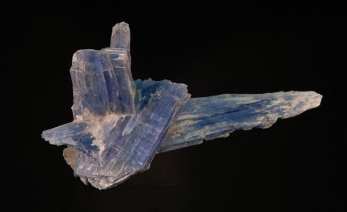 Cianita<br />Virgem da Lapa, Vale do Jequitinhonha, Minas Gerais, Brasil<br />cristal mas largo 10 cm<br /> (Autor: Ricardo Fimia)