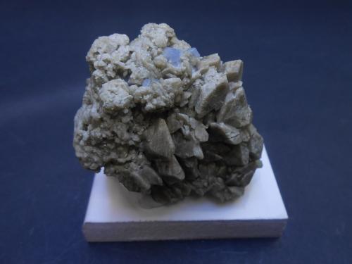 Vesubianita (Vesuvianita) y Calcita<br />Crestmore Quarries, Crestmore, Riverside County, California, USA<br />6 x 5,5 x 3,5 cm<br /> (Autor: Antonio Alcaide)