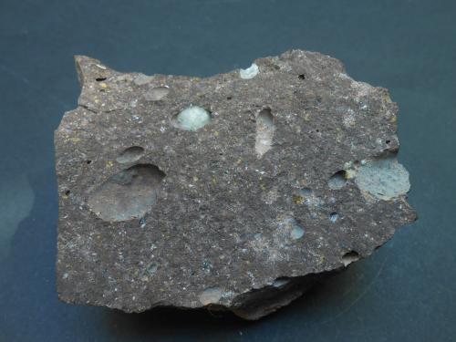Calcita<br />Can Súria Quarry (Guixeres Quarry), Maçanet de la Selva, Comarca La Selva, Gerona / Girona, Catalonia / Catalunya, Spain<br />8 x 6 x 3,5 cm<br /> (Autor: Antonio Alcaide)