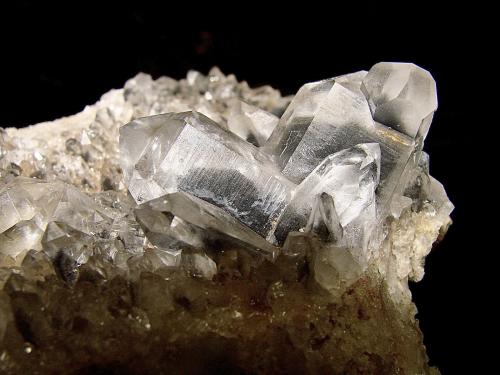Quartz (Japan Law twin)<br />Minas Wegner Quartz Crystal, Mount Ida, Condado Montgomery, Arkansas, USA<br />specimen is 6.5 cm, Largest quartz crystals are 2.5 cm<br /> (Author: Bob Harman)