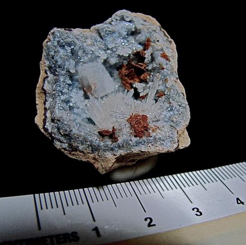 Calcite, Aragonite and Dolomite (variety ferroan) on Quartz<br />Keokuk, Condado Lee, Iowa, USA<br />geode is about 3.3 cm, calcite is 0.7 cm, aragonite spray is 1.3 cm<br /> (Author: Bob Harman)