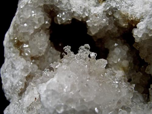 Opal (variety hyalite) on quartz<br />Monroe County, Indiana, USA<br />opal area is 2 cm<br /> (Author: Bob Harman)