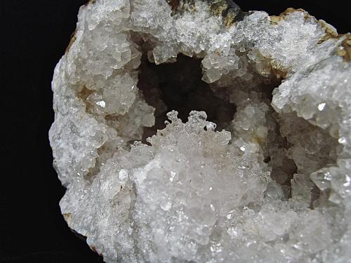 Opal (variety hyalite) on quartz<br />Condado Monroe, Indiana, USA<br />opal area is 2 cm<br /> (Author: Bob Harman)