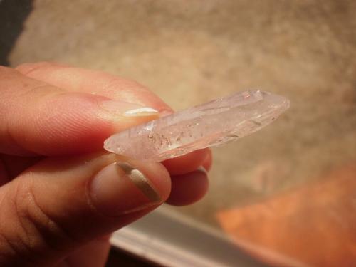 Quartz<br />Jessieville, Condado Garland, Arkansas, USA<br />1 1/4" high and 5/8" wide and 1/4" deep<br /> (Author: Reelgoodwoman)