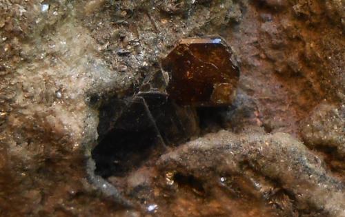 Vesubianita (Vesuvianita) y Biotita<br />Somma-Vesuvius Complex, Metropolitan City of Naples, Campania, Italy<br />6 x 5,5 x 4 cm<br /> (Autor: Antonio Alcaide)