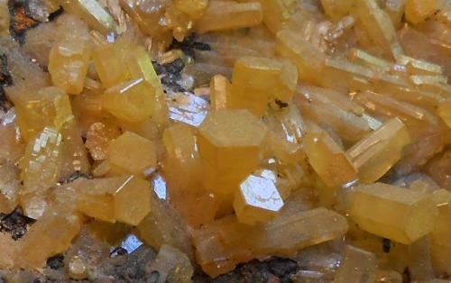 Mimetita<br />Guatomo Mine (Hat Yai), Tham Thalu, Bannang Sata District, Yala Province, Thailand<br />8 x 4 x 3,5 cm<br /> (Autor: Antonio Alcaide)