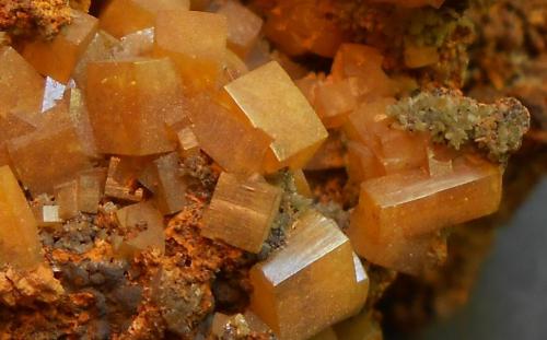 Wulfenita y Mimetita<br />Ojuela Mine, Mapimí, Municipio Mapimí, Durango, Mexico<br />7 x 5 x 5 cm<br /> (Autor: Antonio Alcaide)