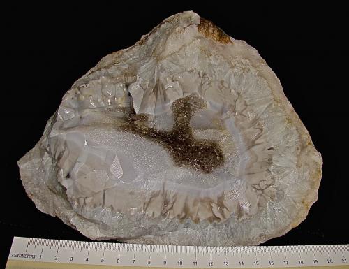 Quartz<br />Condado Monroe, Indiana, USA<br />geode is about 18 cm with a very thick rind<br /> (Author: Bob Harman)