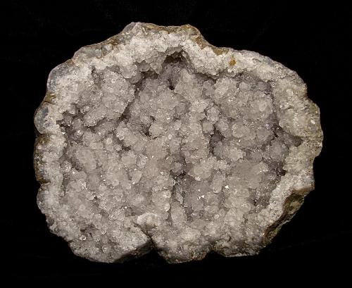 Quartz<br />Condado Monroe, Indiana, USA<br />geode cavity is 13 cm<br /> (Author: Bob Harman)