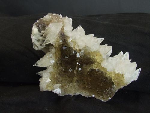 Fluorita y Calcita<br />Mina Moscona, El Llano, Solís, Corvera de Asturias, Comarca Avilés, Principado de Asturias (Asturias), España<br />110x70mm<br /> (Autor: joaquin gar)