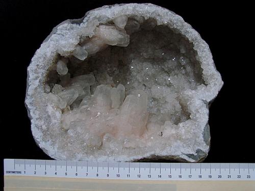 Calcite on Quartz<br />Mina Sheffler's Rock Shop and Geode, Alexandria, Condado Clark, Missouri, USA<br />the geode cavity is about 18 cm and the largest calcites are about 3.5  cm<br /> (Author: Bob Harman)
