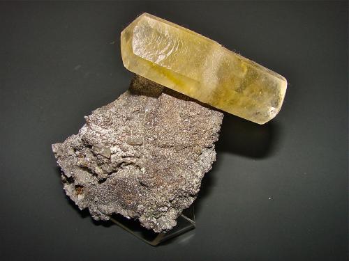 Calcite<br />Mina Sweetwater, Ellington, Distrito Viburnum Trend, Condado Reynolds, Missouri, USA<br />doubly terminated calcite is 6.5 cm<br /> (Author: Bob Harman)