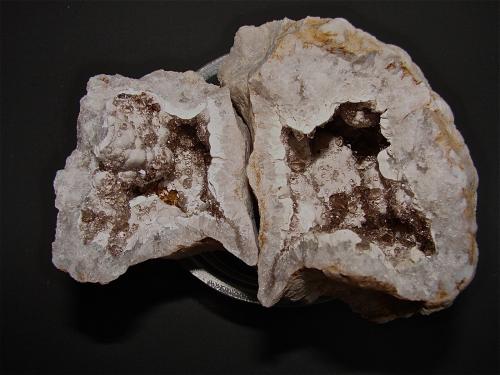 Quartz replacing fossil<br />Condado Monroe, Indiana, USA<br />about 6 cm maximum dimension<br /> (Author: Bob Harman)