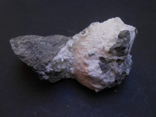 Thomsonita (Serie) y Laumontita<br />Barranco de El Risco, Agaete, Gran Canaria, Provincia de Las Palmas, Canarias, España<br />8,5 x 5 x 3,5 cm<br /> (Autor: Antonio Alcaide)