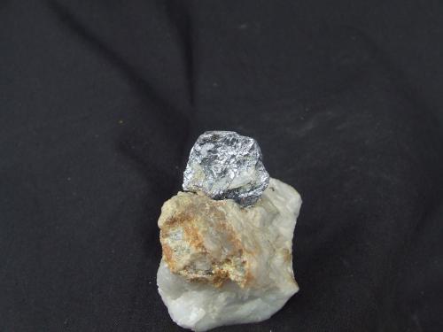 Molibdenita<br />Mina Las Cabañuelas, El Canchal, Hoyo de Manzanares, Comarca Sierra de Guadarrama-Alto Manzanares, Comunidad de Madrid, España<br />cristal de 20x20x10mm<br /> (Autor: joaquin gar)