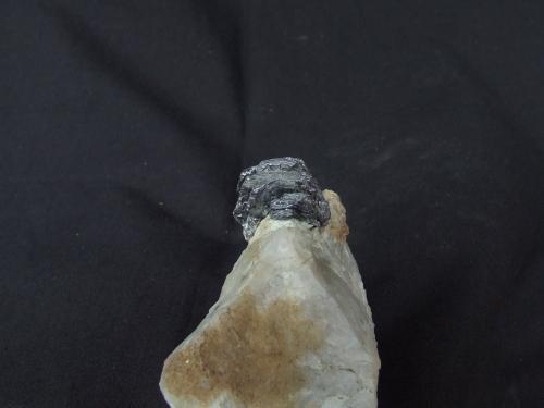 Molibdenita<br />Mina Las Cabañuelas, El Canchal, Hoyo de Manzanares, Comarca Sierra de Guadarrama-Alto Manzanares, Comunidad de Madrid, España<br />cristal de 20x20x10mm<br /> (Autor: joaquin gar)