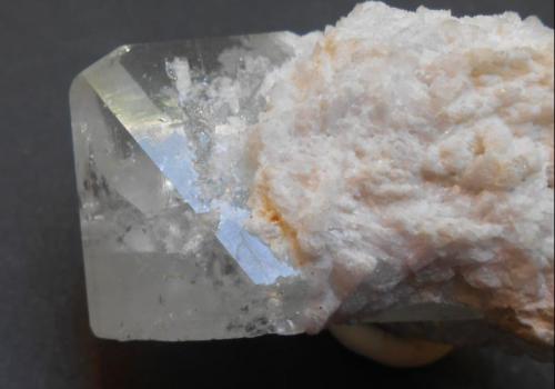 Topacio y Albita (variedad cleavelandita)<br />Dara-i-Pech pegmatite, Chapa Dara District, Kunar Province (Konar), Afghanistan<br />6 x 3 x 3 cm<br /> (Autor: Antonio Alcaide)