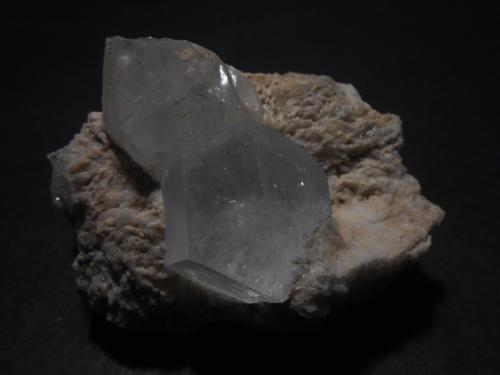 Berilo (variedad aguamarina), Cuarzo<br />Stak Nala, Haramosh Mountains, Skardu District, Gilgit-Baltistan (Northern Areas), Pakistan<br />6 x 5 x 4,5 cm<br /> (Autor: Antonio Alcaide)