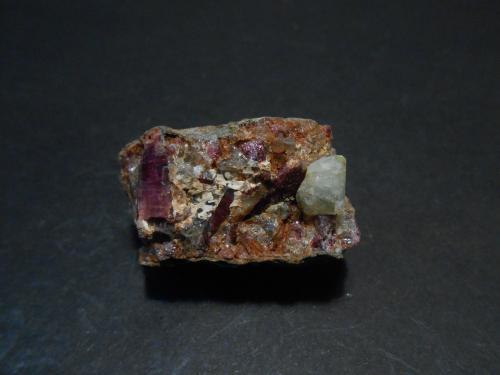 Rhodizita-Londonita (Serie) y Elbaita (variedad rubelita)<br />Tetezantsio-Andoabatokely, Andrembesoa, Betafo, Antananarivo, Madagascar<br />3,5 x 2 x 2 cm<br /> (Autor: Antonio Alcaide)