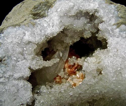 Quartz with Calcite and Dolomite<br />Afloramientos Carretera Estatal 37, Harrodsburg, Clear Creek, Condado Monroe, Indiana, USA<br />the quartz "stalactite" is 2.6 cm<br /> (Author: Bob Harman)
