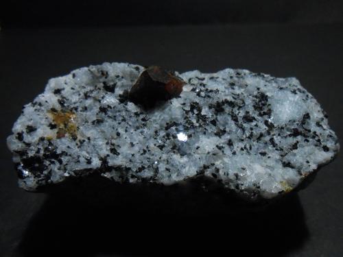 Zircón<br />Astor Valley, Astor District, Gilgit-Baltistan (Northern Areas), Pakistan<br />7 x 3,5 x 2,5 cm<br /> (Autor: Antonio Alcaide)