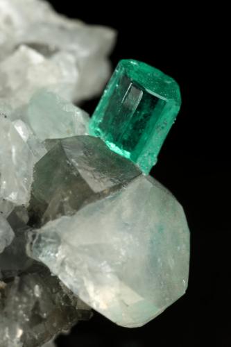 Beryl (variety emerald), Calcite, Dolomite<br />La Pita mining district, Municipio Maripí, Western Emerald Belt, Boyacá Department, Colombia<br />32x28x22mm, xl=11mm<br /> (Author: Fiebre Verde)