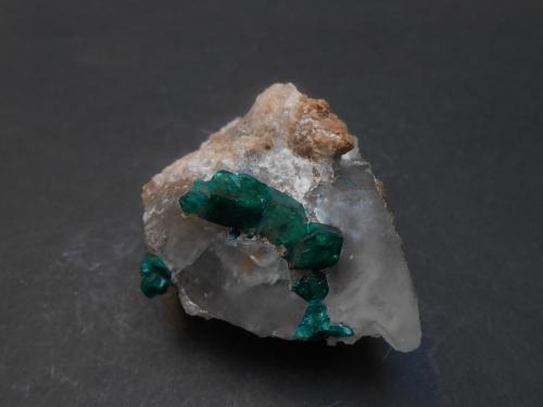 Dioptasa y Calcita<br />Altyn-Tyube deposit, Altyn-Tyube area, Kirghiz Steppes, Karaganda Region, Kazakhstan<br />5,5 x 4 x 3 cm<br /> (Autor: Antonio Alcaide)