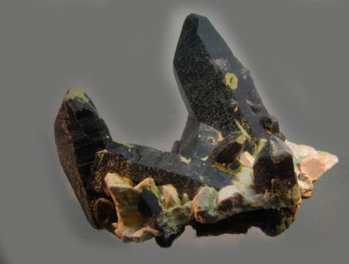 Cuarzo  ( variedad morion)<br />Tongbei, Junxiao, Fujian, China<br />12 x 10 x 10 cm<br /> (Autor: Ricardo Fimia)