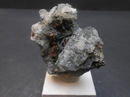 Andradita y Anfíbol (grupo)<br />Carlés Mine, Ballotal-El Fuxaco, Carlés, Salas, Comarca Valle del Narcea, Principality of Asturias (Asturias), Spain<br />6 x 5 x 3 cm<br /> (Autor: Antonio Alcaide)