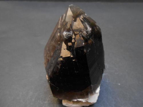 Cuarzo (variedad ahumado)<br />Formación Papachacra, granito El Portezuelo, Departamento Belén, Provincia Catamarca, Argentina<br />7,5 x 5 x 4 cm<br /> (Autor: Antonio Alcaide)